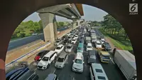 Kendaraan melintas di KM 28 Tol Jakarta - Cikampek, Jawa Barat, Kamis (30/5/2019). Contraflow di Jalan Tol Jakarta-Cikampek mulai berlaku, arus mudik di tol tersebut mengalami kepadatan pada H-6 lebaran dari KM 16. (Liputan6.com/Herman Zakharia)