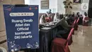Atlet saat menjalani tes darah untuk pemeriksaan malaria di Hotel Grand Cempaka Business, Jakarta, Kamis (14/10/2021). Para atlet dikarantina sebagai upaya pencegahan penyebaran virus Covid-19. (merdeka.com/Iqbal S. Nugroho)