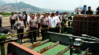   Polda Banten menyita 400 ribu liter premium ilegal di dermaga kawasan Pulo Ampel, Kabupaten Serang. (Liputan6.com/Yandhi Deslatama)