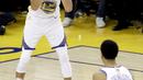 Pemain Warriors, Stephen Curry (30) merayakan keberhasilan timnya mencetak poin saat melawan Cleveland pada gim pertama final NBA basketball di Oakland, California, (31/5/2018). Warriors menang 124-114. (AP/Marcio Jose Sanchez)