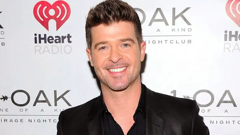 robin-thicke-131005b.jpg