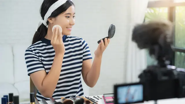 Ilustrasi memakai bedak/freepik.com/tirachardz