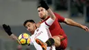 Pemain AC Milan, Suso  berebut bola dengan pemain AS Roma, Kevin Strootman pada laga pekan ke-26 Serie A di Stadion Olimpico, Senin (26/2). AC Milan yang bertindak sebagai tamu menang 2-0 atas tuan rumah AS Roma. (AP/Alessandra Tarantino)