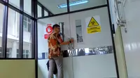Petugas RS Hasan Sadikin Bandung akan memasuki ruang Flamboyan, Bandung, Kamis, 8 Februari 2018, tempat isolasi pasien penyakit infeksi menular khusus dirawat intensif.