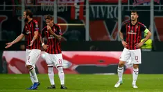 Ekspresi pemain AC Milan, Gonzalo Higuain (kiri), Lucas Biglia (tengah), dan Alessio Romagnoli setelah pemain Real Betis mencetak gol ke gawang mereka dalam Grup F Liga Europa di Stadion San Siro, Milan, Italia, Kamis (25/10). (AP Photo/Antonio Calanni)