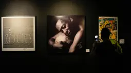 Seorang pengunjung mengambil foto di Museum Pele, Santos, Brasil, 26 Desember 2022. Di museum ini terdapat trofi, kaus, dan foto-foto Pele bersama para pemimpin dunia serta selebritis. (AP Photo/Matias Delacroix)