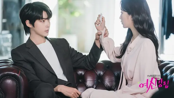 Hwang In Yeop dan Moon Ga Young dalam True Beauty (Foto: tvN).