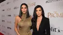 Bicara soal tubuh seksi sudah melekat pada keluarga Kardashian dan bukan lagi hal yang aneh. Hadir di gala premiere sebuah film, Kim Kardashian dan Kourtney Kardashian tampil dengan menunjukkan keseksian tubuhnya. (AFP/Bintang.com)
