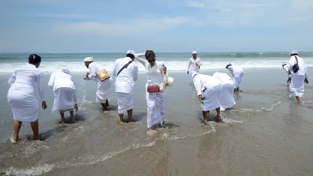 Jelang Nyepi, Ribuan Umat Hindu Bali Gelar Ritual Melasti