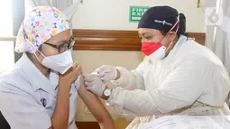 Petugas medis yang bertugas sebagai vaksinator memvaksin Nakes Siloam Hospitals, Tangerang, Rabu (11/8/2021). Vaksinasi yang digelar sejak Selasa diikuti 500 nakes sebagai garda terdepan penanganan Pandemi Covid-19 untuk memperkuat antibodi atau sebagai booster. (Liputan6.com/HO/Firdi)