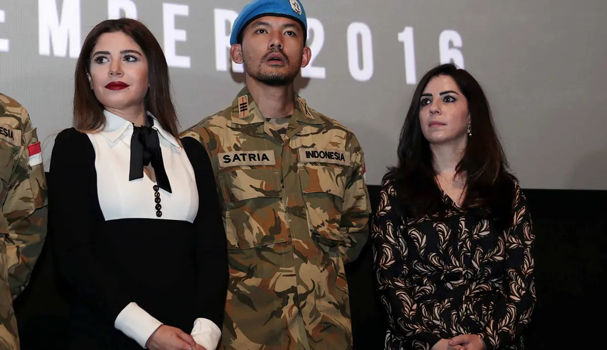 "Disana saya tinggal di barak sama teman-teman. Mendengar cerita mereka, saya sering lihat mereka kayak makan bareng dan main bareng, saya jadi banyak teman dan membuat saya tau kegiatan mereka," ucap Rio Dewanto. (Deki Prayoga/Bintang.com)