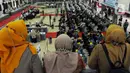 Dari belasan embarkasi, beberapa di antaranya mulai berangkat pada awal Juni mendatang. Seperti diketahui, Petugas Penyelenggara Ibadah Haji (PPIH) Arab Saudi sendiri telah lebih dulu berangkat pada 20 Mei lalu dari Asrama Haji Pondok Gede. (merdeka.com/Imam Buhori)