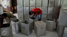 Pekerja memperbaiki dan mempersiapkan kotak suara di Gudang Penyimpanan Kotak Suara Pengadegan, Jakarta Selatan, Senin (2/1). (Liputan6.com/Johan Tallo)