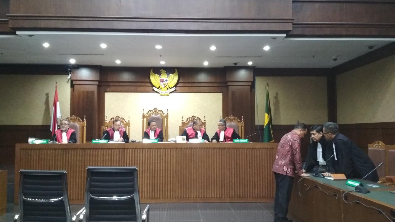 Mantan Ketua DPRD Kepulauan Sula, Zainal Mus, usai vonis hakim