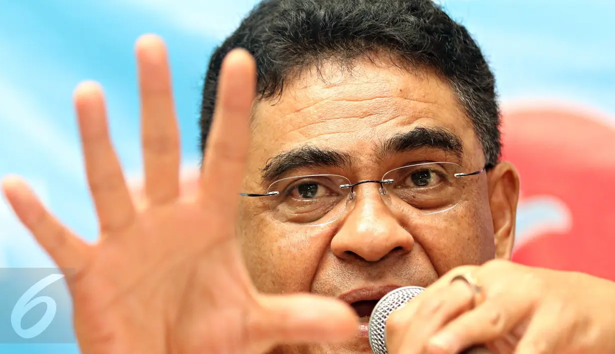 Ketua DPP PDIP Andreas Hugo Pareira menjadi pembicara pada diskusi 'Reshuffle Datang, Parpol Tegang' di Jakarta, Sabtu (7/11). Diskusi itu membahas isu perombakan kedua Kabinet Kerja dalam keterkaitannya dengan parpol. (Liputan6.com/Immanuel Antonius)