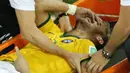 Pemain 22 tahun itu meringis kesakitan saat diangkat dengan tandu oleh petugas kesehatan, pada perempat final Piala Dunia 2014, Sabtu (5/7/14).  (REUTERS/Fabrizio Bensch)