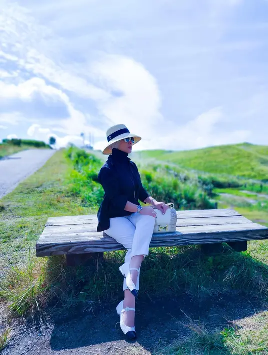 Dilansir dari situs Madison Avenue Couture, disebutkan bahwa tas ini merupakan tas constance langka. Harganya bahkan mencapai  US$145000 atau sekitar Rp2,2 miliar.  [@princessyahrini]