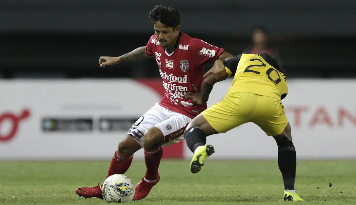 Striker Bali United, Irfan Bachdim, berusaha melewati gelandang Bhayangkara FC, Ilham Udin, pada laga Piala Presiden 2019 di Stadion Patriot, Bekasi, Kamis (14/3). Bhayangkara menang 4-1 atas Bali. (Bola.com/Yoppy Renato)