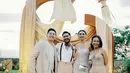 Tampil serasi dengan Onad yang menjadi groomsmen, Beby tampil elegan dengan sleeveless dress berwarna silver dengan tatanan rambut diikat. Selain berfoto dengan pengantin, Onad dan istri juga mengabadikan momen bersama tamu undangan lain, salah satunya Yura Yunita dan suami. (Liputan6.com/IG/@bebyleonardo)