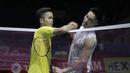 Tunggal putra Indonesia, Anthony Sinisuka Ginting, bersalaman dengan wakil Jepang, Kento Momota, pada Indonesia Open di Istora Senayan, Kamis, (5/7/2018). Anthony Ginting takluk 14-21, 15-21. (Bola.com/M Iqbal Ichsan)