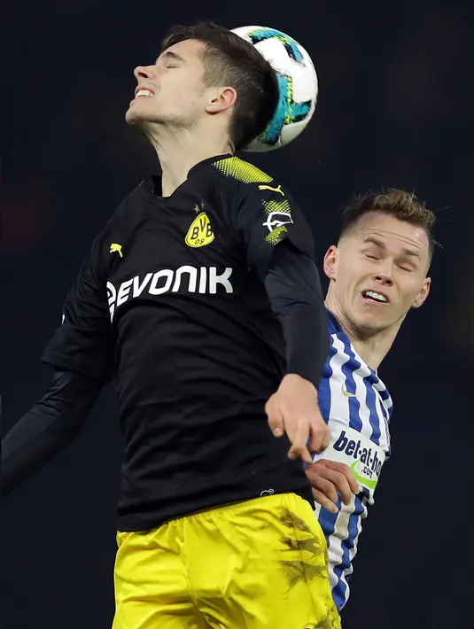 Pemain Borussia Dortmund, Julian Weigl Sancho berebut bola dengan pemain Hertha Berlin, Ondrej Duda dalam lanjutan Bundesliga di Olympiastadion Berlin, Sabtu (20/1). Borussia Dortmund hanya mampu bermain imbang 1-1 melawan Hertha Berlin. (AP/Michael Sohn)