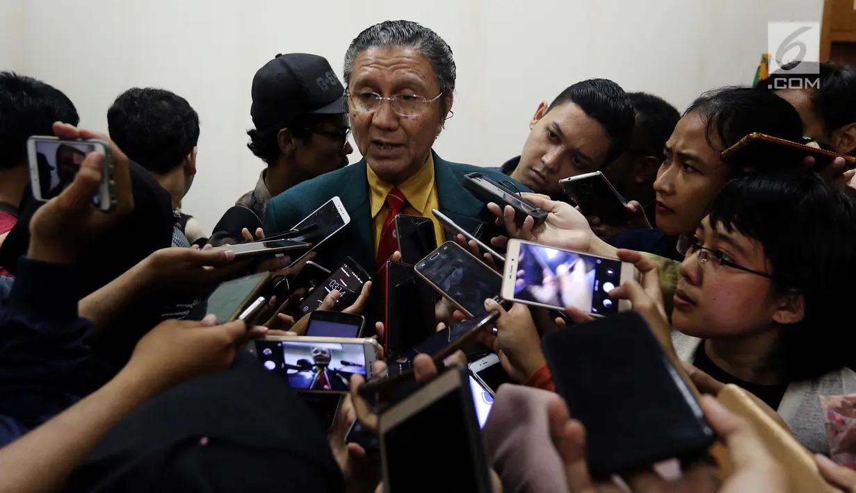 Ketua PB IDI Ilham Oetama Marsis saat dimintai keterangan awak media di kantor IDI, Jakarta, Senin (9/4). Sebelumnya, Majelis Kehormatan Etik Kedokteran (MKEK) PB IDI memberi sanksi ke dokter Terawan. (Liputan6.com/JohanTallo)