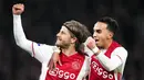 Gelandang Ajax Amsterdam, Abdelhak Nouri, berselebrasi saat mencetak gol ke gawang AZ Alkmaar di Amsterdam, Rabu (5/4/2017). Pemain berusia 20 tahun ini terancam harus mengakhiri kariernya karena mengalami kerusakan otak permanen. (EPA/Olaf Kraak)