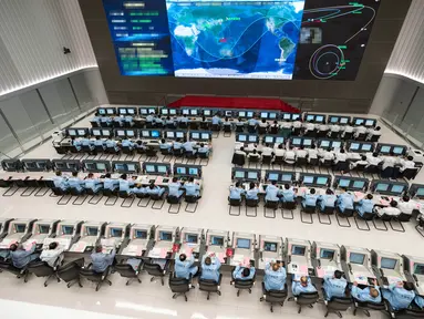 Para personel teknis bekerja di Pusat Kendali Antariksa Beijing (Beijing Aerospace Control Center/BACC) di Beijing, ibu kota China (9/10/2020). Wahana penjelajah Mars China, Tianwen-1, berhasil melakukan manuver orbital (deep space) pada Jumat (9/10) malam waktu Beijing. (Xinhua/Cai Yang)