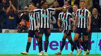 Pemain Newcastle United Joe Willock (depan kiri) melakukan selebrasi usai mencetak gol ke gawang Chelsea pada pertandingan Liga Inggris di St. James' Park, Newcastle, Inggris, 12 November 2022. Newcastle United mengalahkan Chelsea dengan skor 1-0. (Owen Humphreys/PA via AP)