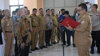 Pj Gubernur Sulbar Akmal Malik melantik Pengurus Komite Advokasi Daerah (KAD) Anti Korupsi Sulbar (Foto: Liputan6.com/Abdul Rajab Umar)