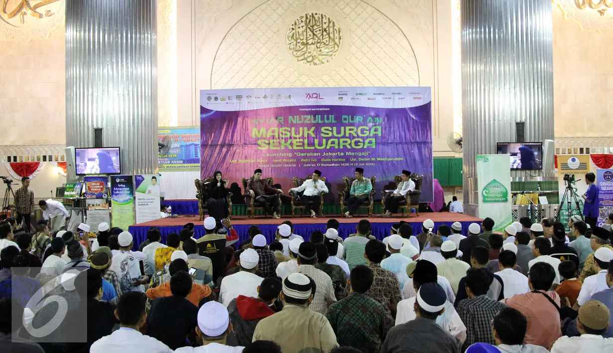Ratusan jamaah menghadiri Peringatan Nuzulul Quran dengan tema ‘Masuk Syurga Sekeluarga’ di Masjid Istiqlal, Jakarta, Jumat (3/7/2015). Dalam acara tersebut diluncurkan “Gerakan Jakarta Mengaji”. (Liputan6.com/Helmi Afandi)