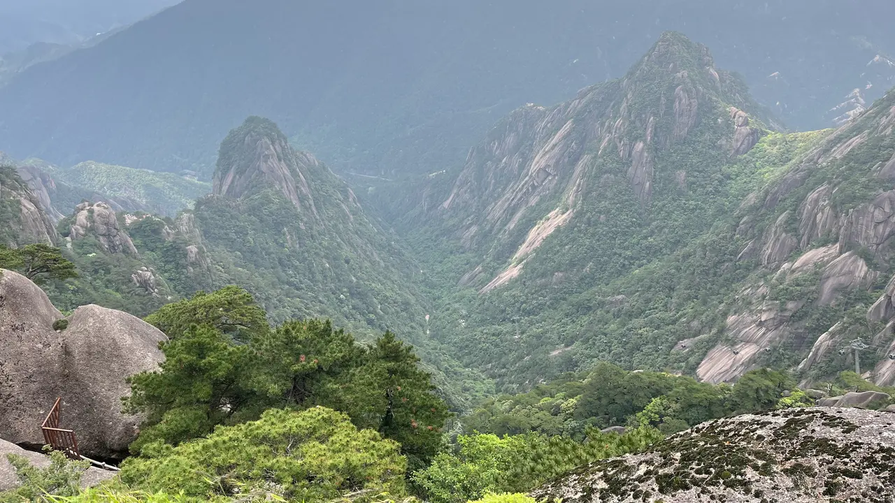Pesona Kota Huangshan, dari Puncak Gunung hingga Desa Kuno Hongcun Warisan UNESCO