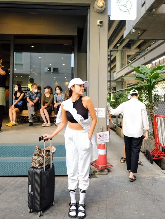Liburan ke Bangkok, Andi Annisa terlihat sporty dengan crop top dan sweatpants [@andiannsyah]