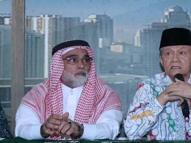 Ketua PP Muhammadiyah, Anwar Abbas (tengah) mendampingi Dubes Arab Saudi untuk Indonesia, Osama bin Mohammed Al-Shuaibi (kiri) memberi sejumlah keterangan di Kantor PP Muhammadiyah, Jakarta, Selasa (13/11). (Liputan6.com/Helmi Fithriansyah)