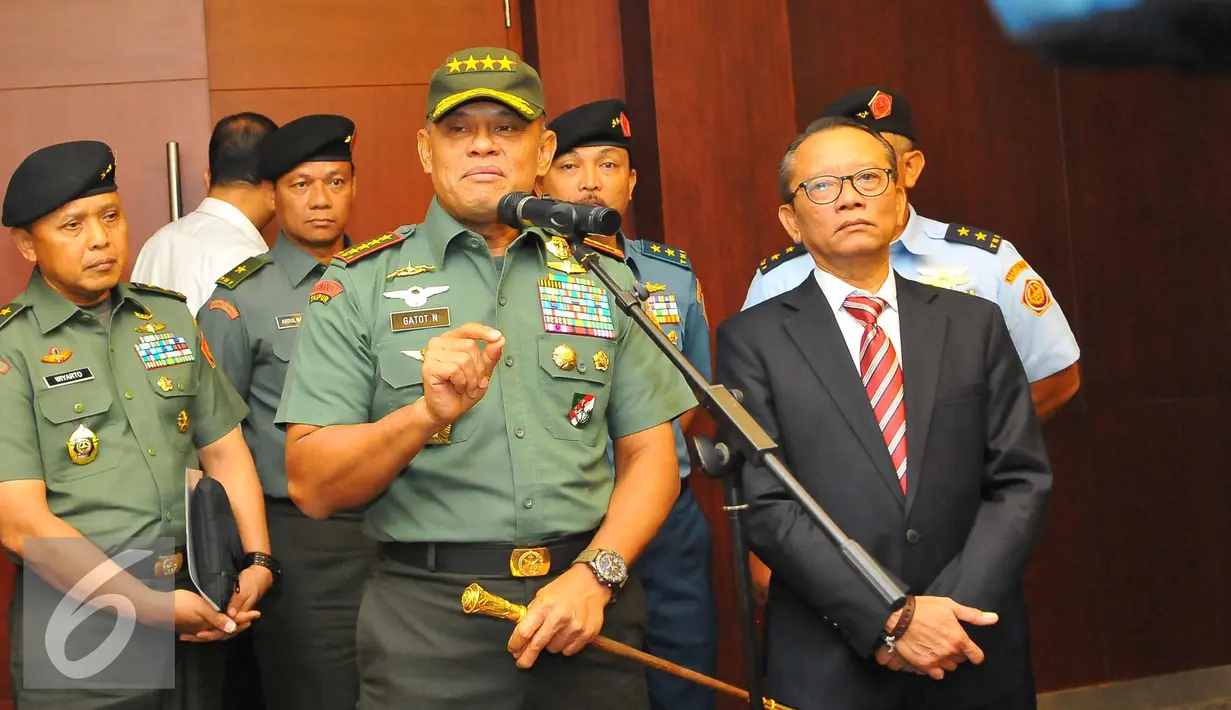 Panglima TNI Gatot Nurmantyo memberi sambutan di dampingi Dirjen Pajak Ken Dwijugiasteadi saat Rapat Pimpinan Nasional (Rapimnas) Ditjen Pajak Gedung Ditjen Pajak, Jakarta, Senin (7/11). (Liputan6.com/Angga Yuniar)