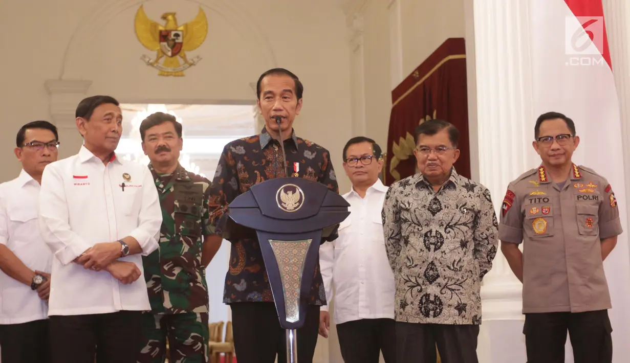 Presiden Joko Widodo (tengah) menyampaikan keterangan terkait kerusuhan pascapengumuman hasil Pemilu 2019 di Istana Merdeka, Jakarta, Rabu (22/5/2019). Jokowi mengatakan tidak akan menoleransi pihak-pihak yang akan mengganggu keamanan, proses demokrasi, dan persatuan negara. (Liputan6.com/HO/Ran)