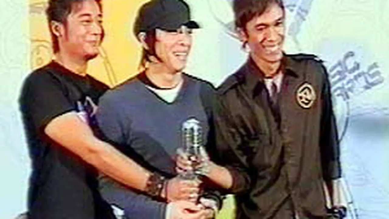 hot270506award-logo.jpg