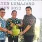 Bupatu Lumajang Thoriqul Haq (Tengah) menerima bantuan 100 tabung gas LPG dari PT Pos Indonesia (Istimewa)