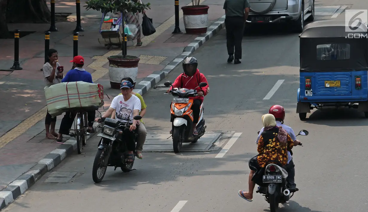 Aksi nekat pengendara motor saat melawan arah melintasi kawasan Matraman, Jakarta, Rabu (2/5). Perilaku tersebut membahayakan pengendara lain dan juga diri sendiri. (Liputan6.com/Herman Zakharia)