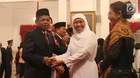 Menteri Sosial Idrus Marham menerima ucapan selamat dari Khofifah Indar Parawansa seusai acara pelantikan di Istana Negara, Jakarta, Rabu (17/1). Idrus diangkat sebagai Mensos menggantikan Khofifah Indar Parawansa. (Liputan6.com/Pool/Randi)