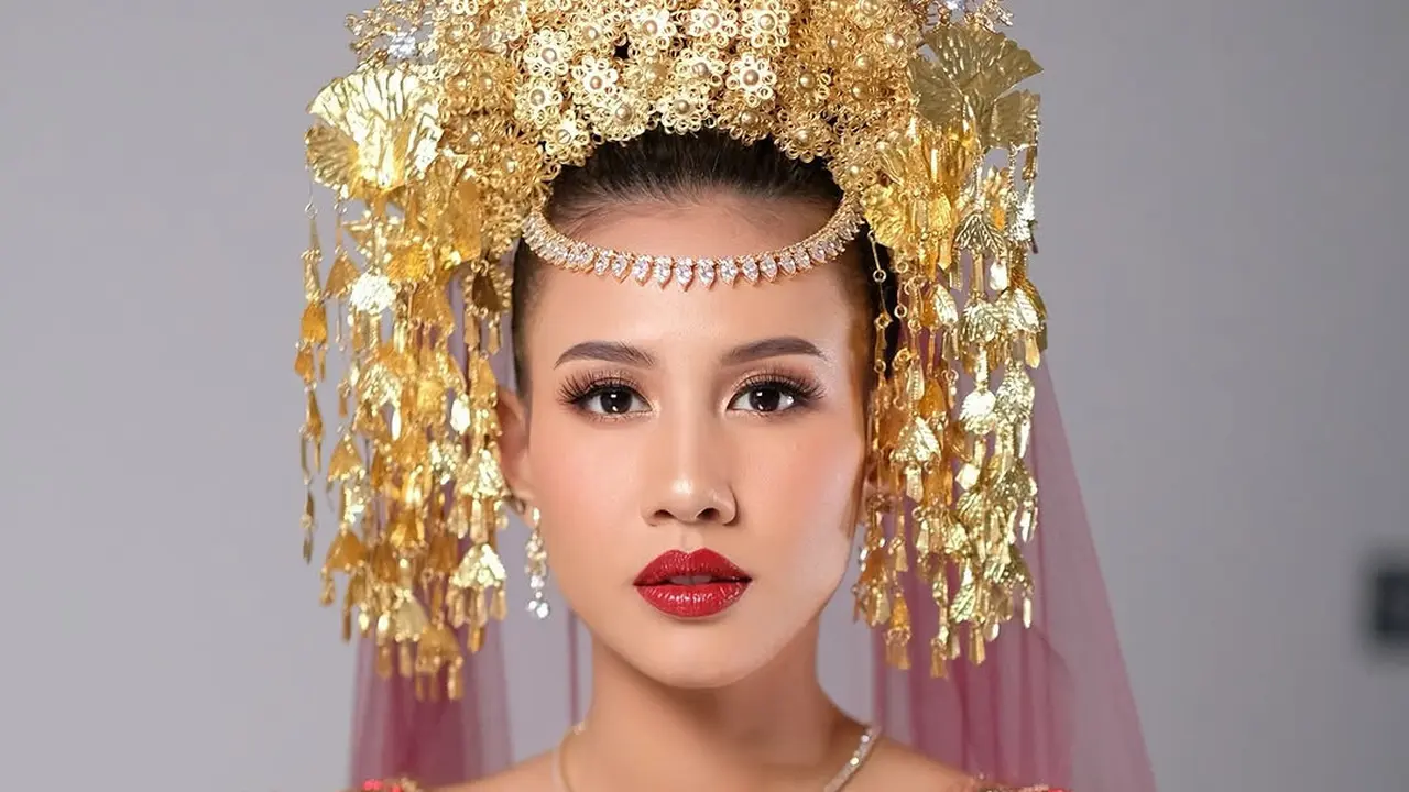 Jadi Pengantin Minang, Pesona Shenina Cinnamon dengan Makeup Bold Klasik di Momen Prewedding Bersama Angga Yunanda