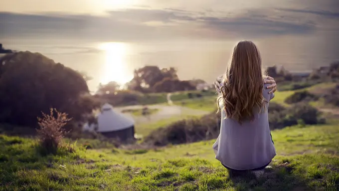 Jangan Paksa Berbahagia, Ini 4 Alasan Tak Apa Merasa Sedih