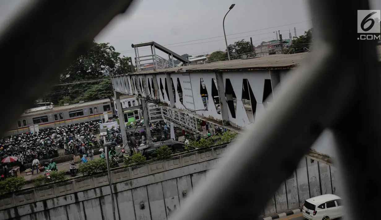 Kendaraan melintas dekat Jembatan Penyeberangan Orang (JPO) di Pasar Minggu, Jakarta, Kamis (7/3). Dinas Bina Marga DKI berencana merevitalisasi JPO Pasar Minggu yang rusak dan tidak berfungsi sejak September 2016 itu. (Liputan6.com/Faizal Fanani)