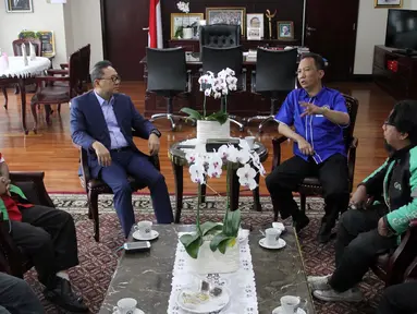 Ketua MPR Zulkifli Hasan (tiga kiri) menerima perwakilan Masyarakat Ojek Online Seluruh Indonesia (MOSI) di Ruang Kerja Ketua MPR, Jakarta, Kamis (25/10). MOSI meminta Zulkifli Hasan menjadi "Bapak Angkat" alias dewan pembina. (Liputan6.com/JohanTallo)