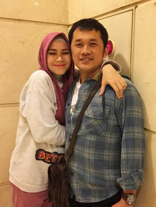 Meski usia Hanung Bramantyo lebih tua 12 tahun dari dirinya. Pernikahan Zaskia dan Hanung berlangsung pada tanggal 14 September 2009.  (via instagram@zaskiadyamecca/Bintang.com)