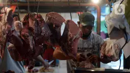 Pedagang membungkus daging sapi saat melayani pembeli di Pasar Perumnas, Jakarta, Selasa (19/1/2021). Harga daging sapi murni berada di atas Rp 120 ribu per kilogram dalam beberapa hari terakhir. (merdeka.com/Imam Buhori)