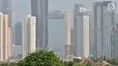 Deretan gedung bertingkat yang terlihat dari kawasan Jakarta, Minggu (7/10). Menurut data The Skyscraper Center, jumlah gedung bertingkat di ibu kota Jakarta saat ini mencapai 382 gedung. (Merdeka.com/Iqbal S Nugroho)