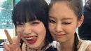 <p>Nana Komatsu berselfie dengan personel Jennie BLACKPINK saat menghadiri acara koleksi siap pakai Chanel Fall/Winter 2023-2024 selama Paris Fashion Week 2023. Nana Komatsu menunjukkan keakraban dengan Jennie di foto ini. (Instagram/nanakomatsu71)</p>