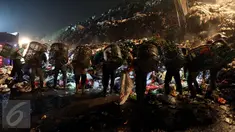 Sejak pagi dini hari Tempat Pengelolaan Sampah Terpadu (TPST) Bantar Gebang, Bekasi, telah ramai. Sejumlah alat berat terlihat di oprasikan untuk mengatur sampah - sampah yang datang. (Liputan6.com/Johan Tallo)  