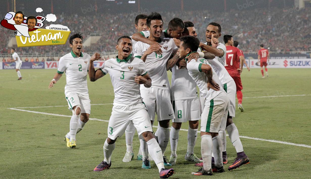 Para pemain Timnas Indonesia merayakan gol yang dicetak Stefano Lilipaly ke gawang Vietnam pada laga semifinal Piala AFF di Stadion My Dinh, Hanoi, Kamis (7/12/2016). Indonesia lolos dengan agregat 4-3. (Bola.com/Peksi Cahyo)